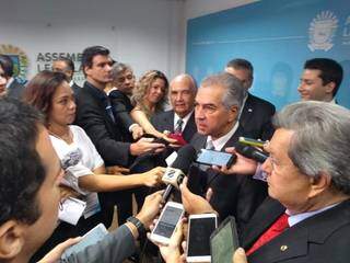 Governador Reinaldo Azambuja em entrevista durante abertura dos trabalhos legislativos na Assembleia (Foto: Leonardo Rocha)
