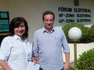 Délia Razuk e seu vice Marisvaldo Zeuli, em frente ao cartório eleitoral (Foto: Divulgação)
