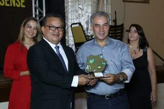Governandor Reinaldo Azambuja recebendo a premiação (Foto: Kisie Ainoã)