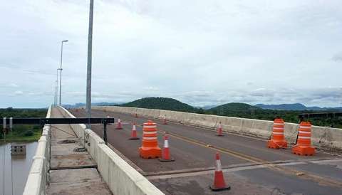 Trânsito de veículos pesados é liberado, mas obra em ponte continua