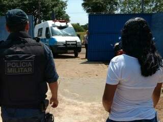 Mulher foi levada pela Polícia Militar até a Polícia Federal. (Foto: Osvaldo Duarte / Dourados News) 