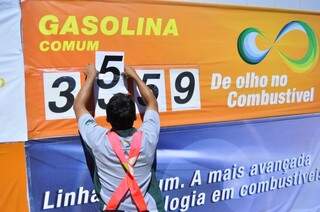 Frentista de posto de Dourados altera valor da gasolina nesta manhã; combustível custa até R$ 3,60 na cidade (Foto: Eliel Oliveira)