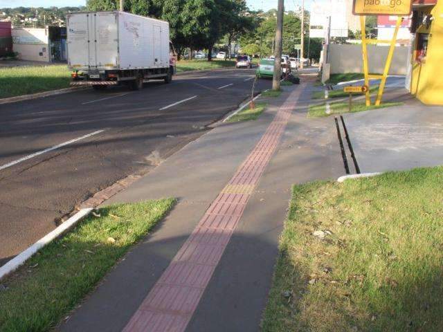 Retirada de abrigo de &ocirc;nibus na avenida Mato Grosso atrapalha estudantes 