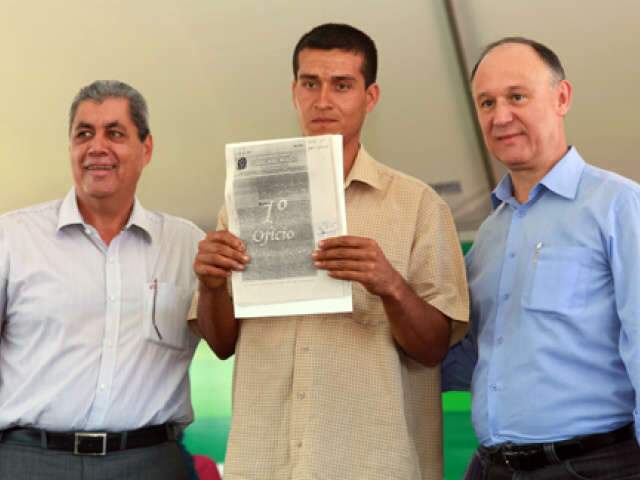  Minist&eacute;rio entrega t&iacute;tulo de propriedade para 47 fam&iacute;lias de assentados