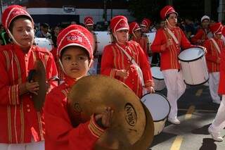 Desfile tem escolas, entidades e bandas no aniversário de Campo Grande (Foto: Marcos Ermínio)