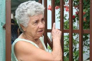 Dolores está há 20 anos esperando pelo asfalto no bairro (Foto: Marcos Ermínio)