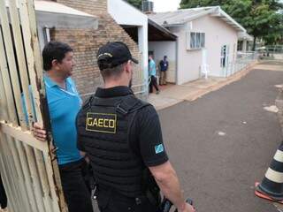 Agente do Gaeco entrando na Seleta, no dia 13 de dezembro, quando foi realizada busca e apreensão (Foto: Fernando Antunes/Arquivo)