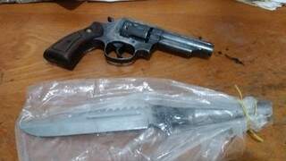 Revólver e faca usados por bandidos do PCC em assassinato ontem em Itaporã (Foto: Adilson Domingos)