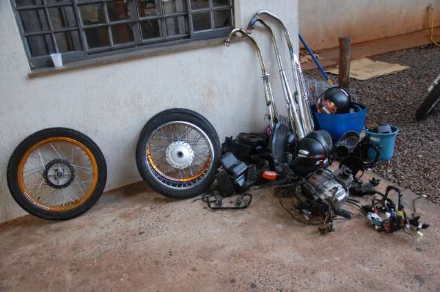 Alvo f&aacute;cil, motos s&atilde;o levadas por ladr&otilde;es para com&eacute;rcio de pe&ccedil;as