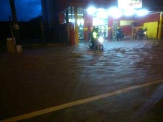 Chuva também causou inundação na Av. Júlio de Castilhos (Foto: Ariene Martins)