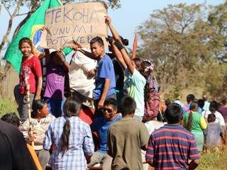 Índios que ocupam a fazenda Yvu, em Caarapó (Foto: Helio de Freitas)