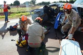 Motorista foi encaminhado para o hospital de Ivinhema com suspeita de várias fraturas pelo corpo. (Foto: Ivinotícias)