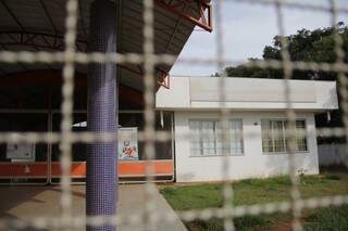 Ceinf no Bairro Lageado está com portas fechadas e cenário é de abandono. (Foto: Marcos Ermínio)
