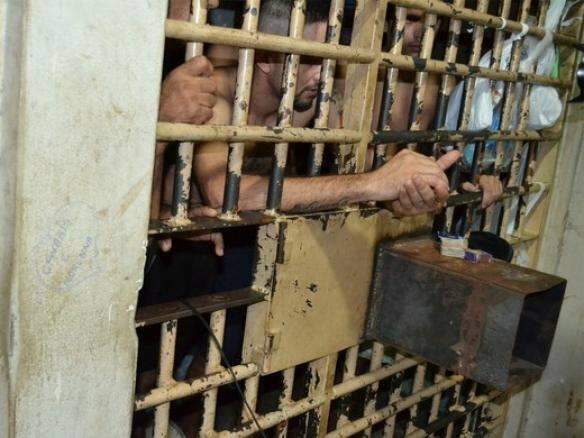 Presos realizam motim em delegacia, amea&ccedil;am pol&iacute;cia e exigem regalias