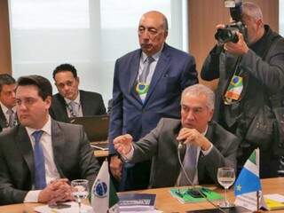 Governadores Carlos Massa Júnior (PSD) e Reinaldo Azambuja (PSDB) em reunião ontem em Brasília. (Foto: Divulgação/ Governo MS)