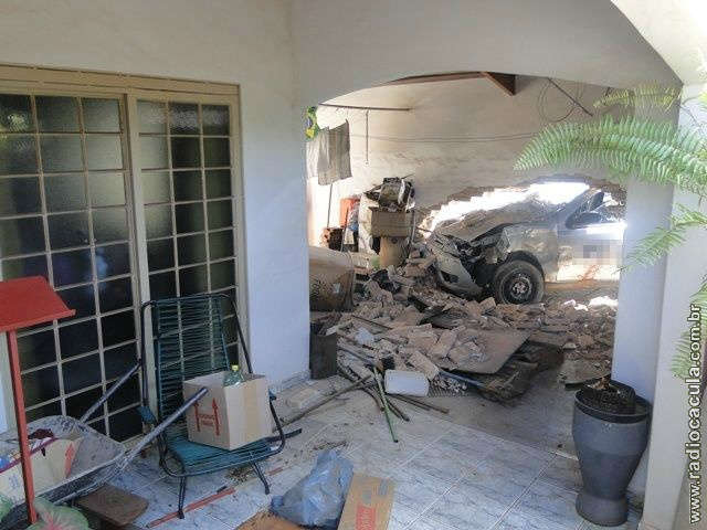  Carro desgovernado invade casa ap&oacute;s colis&atilde;o em Tr&ecirc;s Lagoas 