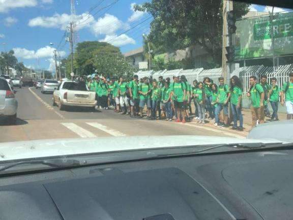 Para n&atilde;o perder o &ocirc;nibus, estudantes disputam corrida e se arriscam na rua