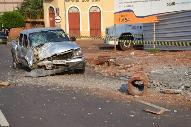 Motorista abandona caminhonete ap&oacute;s destruir poste na Afonso Pena