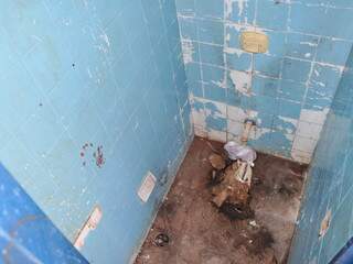 Banheiros não oferecem condições de uso. (Foto: João Garrigó)