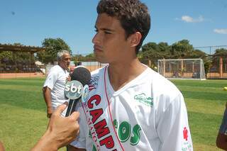 Com a faixa de campeão estadual do Comercial, jean prometeu ajudar a equipe no futuro &quot;no que for possível&quot;. Foto: Simão Nogueira