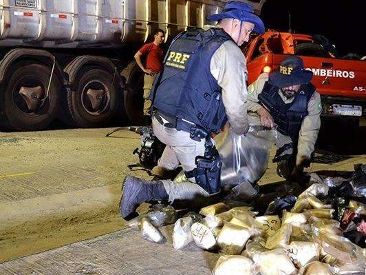 PRF apreende caminh&atilde;o de min&eacute;rio com 78 quilos de coca&iacute;na na lataria