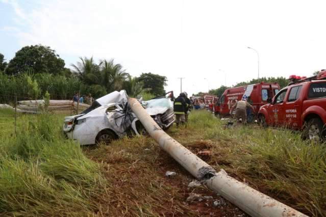 Garoto pega carro escondido, bate em poste e acidente mata namorada de 16