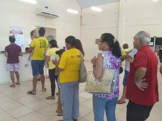 Pacientes na fila da UPA Vila Almeida (Foto: Mayara Bueno)