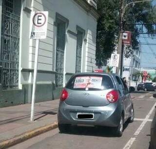 Mesmo com placa indicando vaga destinada a deficiente, o motorista estacionou no local. (Foto: Repórter News)