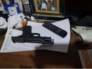 Arma usada por Lúcio para cometer o duplo homicídio foi deixada em cima da estante (Foto: reprodução) 