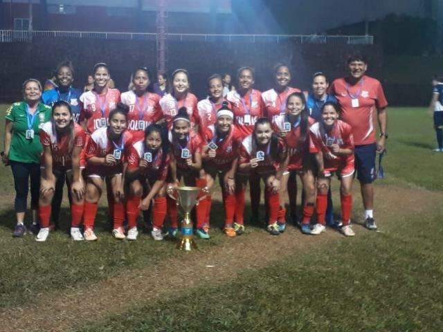 Nos p&ecirc;naltis, Comercial conquista torneio comemorativo de futebol feminino