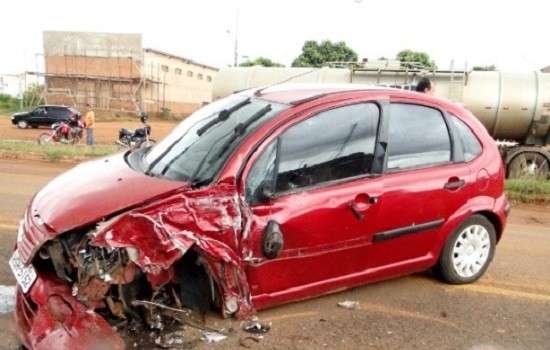 Acidente entre carro e &ocirc;nibus deixa BR-262 interditada