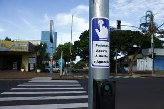 A pedido da comunidade, foi instalado semáforo no cruzamento da Rua Spipe Calarge com a Dracma. (Foto: Cleber Géllio)