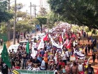 Manifestantes seguindo pela Avenida Afonso Pena. (Foto: Reprodução/vídeo)