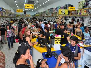 Mais de 100 mil consumidores vão poder renegociar dívidas e voltar a ter crédito na praça. (Foto: Arquivo/ João Garrigó)