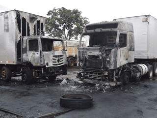 Caminhões consumidos pelo fogo. (Foto: Divulgação/ Receita Federal)