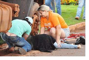 Caminh&atilde;o atropela bicicleta e por pouco n&atilde;o passa por cima da vitima