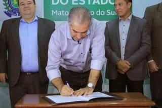 Governador Reinaldo Azambuja assinando convênio de repasse de dinheiro para garantir melhorias na UEMS (Fotos: Marina Pacheco)