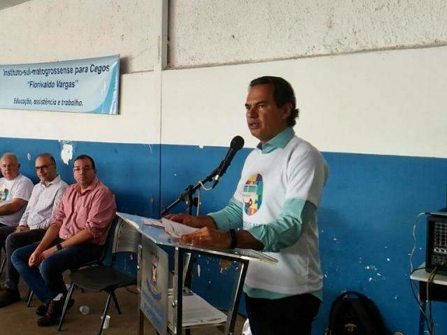 &ldquo;N&atilde;o posso obrigar as pessoas a deixarem as ruas&rdquo;, diz prefeito