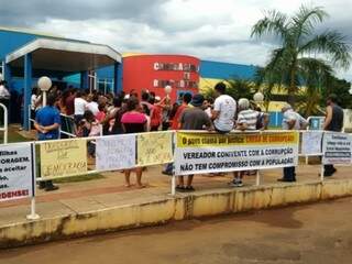 Cerca de 120 moradores de Ribas do Rio Pardo protestaram contra aumento salarial do Executivo e Legislativo (Foto: Rio Pardo News)