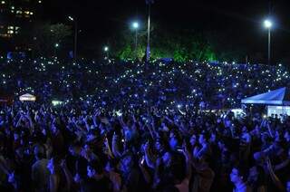 As luzes do celular acesas durante show do Jota Quest (Foto: Alcides Neto)