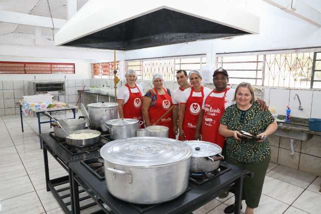 Com 245kg de porco assado, clube mant&ecirc;m tradi&ccedil;&atilde;o e re&uacute;ne amigos h&aacute; 49 anos