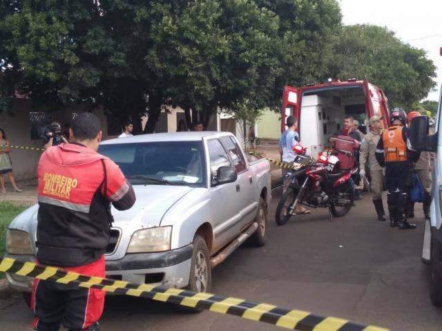 Imagens mostram desespero de moradores ao ver homem desacordado em carro