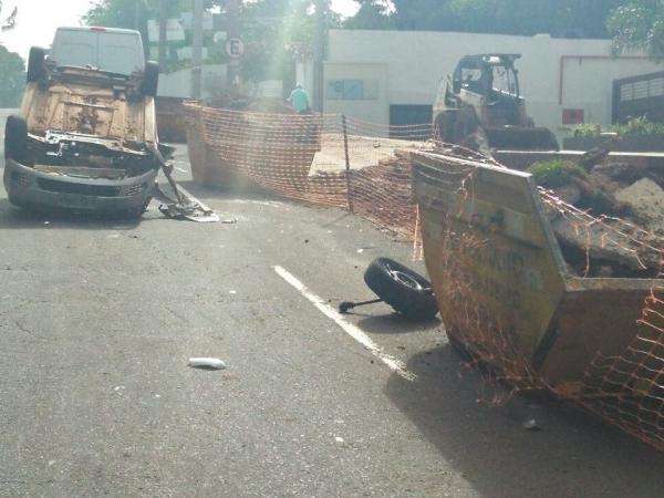Condutor desvia de moto, carro bate em ca&ccedil;amba e fica de rodas para o ar