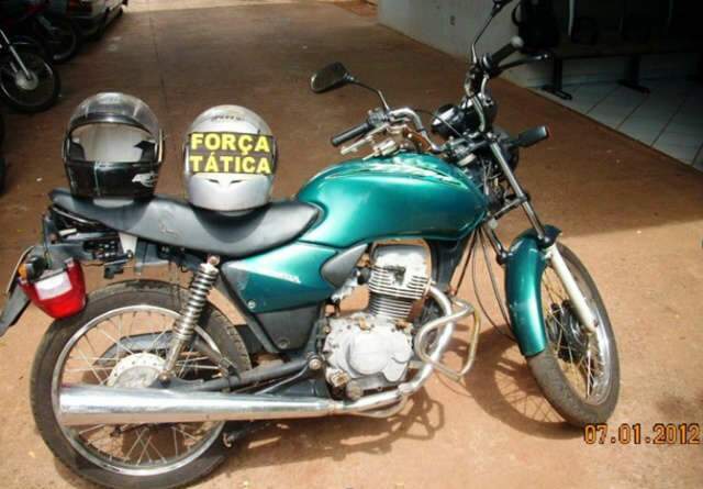  PM prende traficante, recupera moto e apreende arma de fogo e pasta base