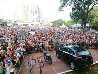 Festa do trabalhador leva 10 mil at&eacute; a Pra&ccedil;a do R&aacute;dio para shows e sorteios