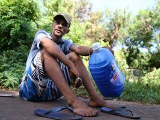 Cláudio mostra o galão com cheiro de gasolina, que provavelmente foi usado pelo suspeito (Foto: Marcos Ermínio) 