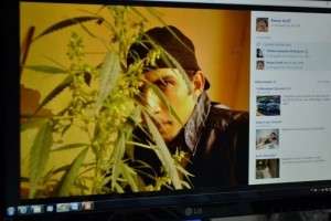 Pol&iacute;cia indicia jovem que mantinha fotos fumando maconha nas redes sociais