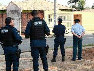 Quadra no Jardim Santo Antônio foi interditada pela polícia (Foto: Marcos Ermínio)