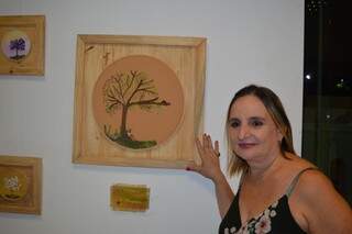 Rosana de Souza foi conferir a mostra com o trabalho da amiga (Foto: Alana Portela)