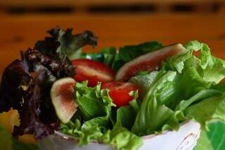 Salada com folhas verdes e frutas. (Foto: André Bittar)